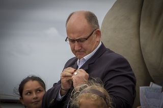 mee7d1606 mayor trollip with his collegiate olli badge 